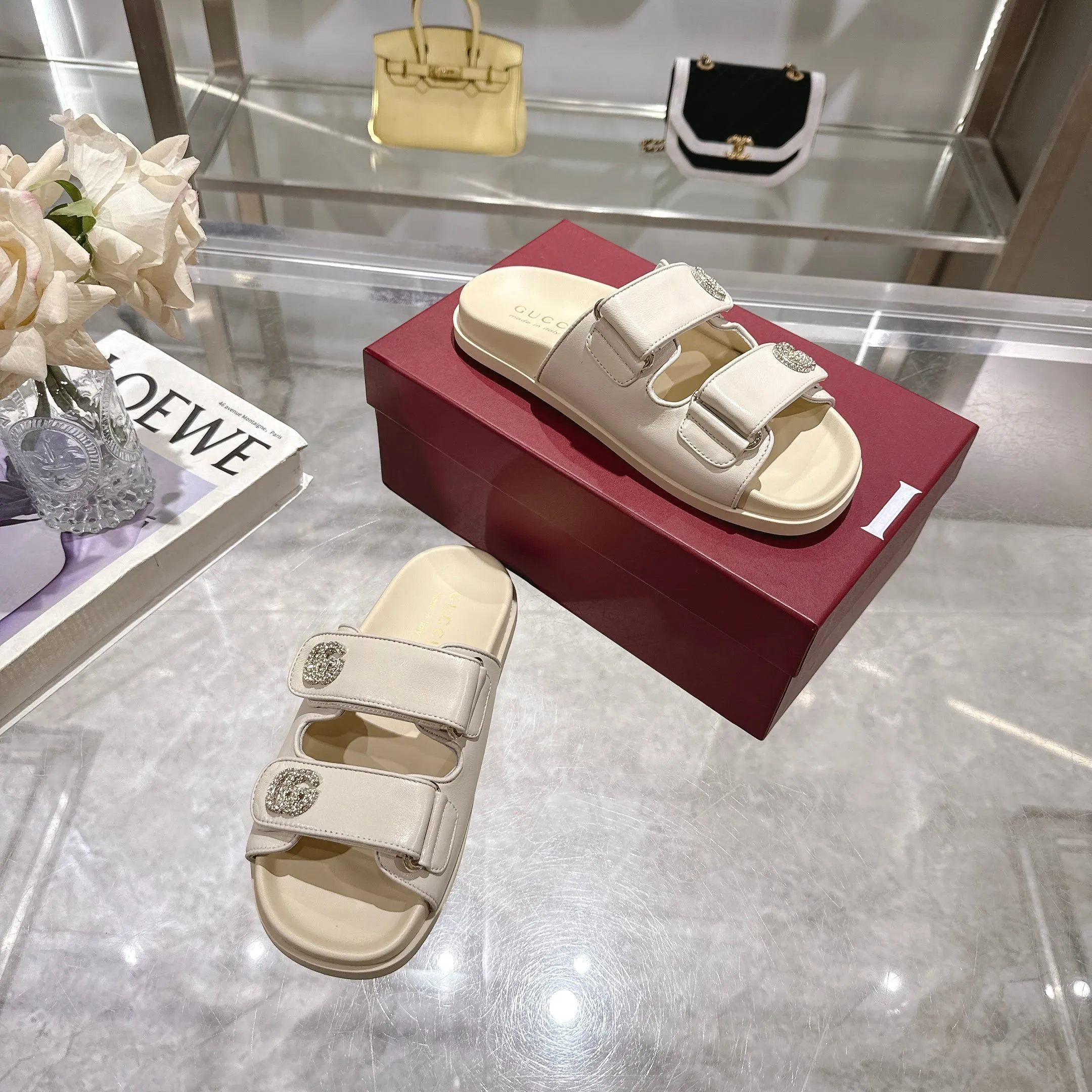 Wholesale direct sales 260👟👟 Gucci’s modern design aesthetic explores the path of unique craftsmanship, cleverly integrating the brand’s classic elements with its beloved brand identity. The sandal is embellished with the beloved Double G hardware, adding a touch of understated branding to the design, complementing the versatility of the Velcro straps. Women Light gold tone hardware Sheepskin lining Double G Rubber sole Velcro fastening Flat sole